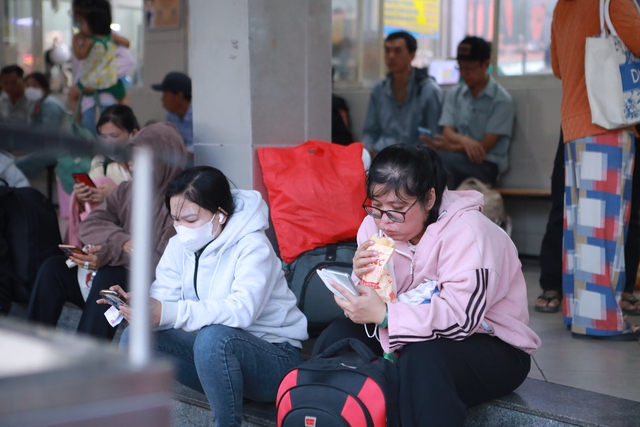 Bến xe Miền T&acirc;y qu&aacute; tải v&igrave; người d&acirc;n chen nhau về qu&ecirc; nghỉ lễ  - Ảnh 8.