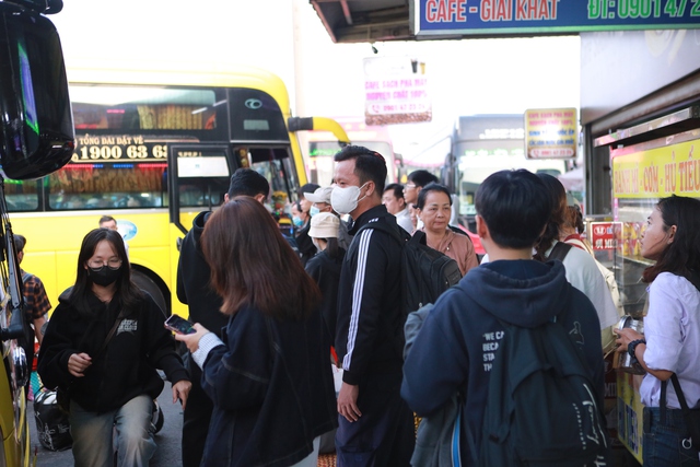 Bến xe Miền T&acirc;y qu&aacute; tải v&igrave; người d&acirc;n chen nhau về qu&ecirc; nghỉ lễ  - Ảnh 12.