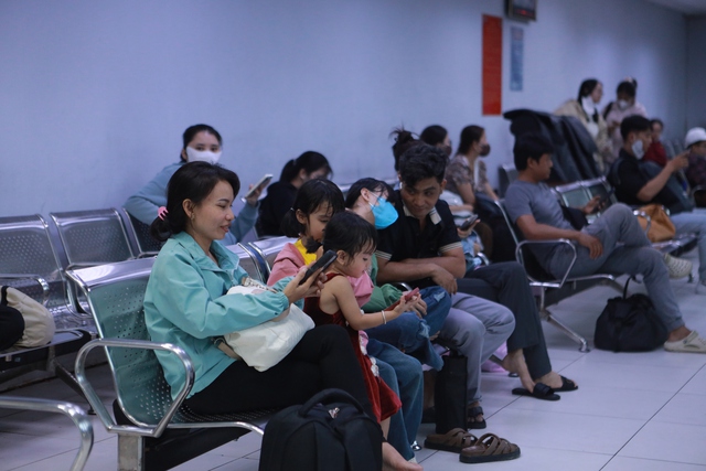 Bến xe Miền T&acirc;y qu&aacute; tải v&igrave; người d&acirc;n chen nhau về qu&ecirc; nghỉ lễ  - Ảnh 9.