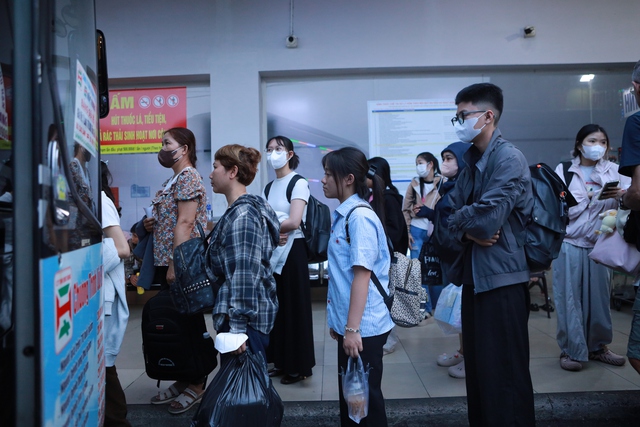 Bến xe Miền T&acirc;y qu&aacute; tải v&igrave; người d&acirc;n chen nhau về qu&ecirc; nghỉ lễ  - Ảnh 11.