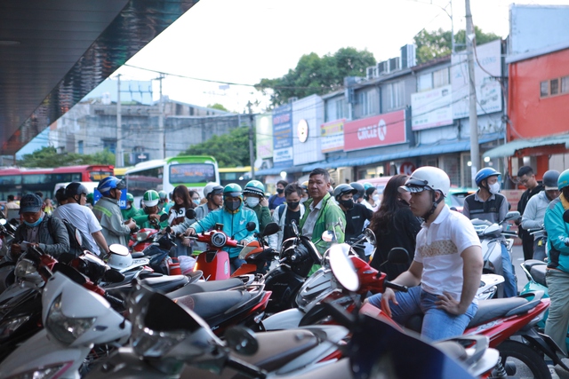 Bến xe Miền T&acirc;y qu&aacute; tải v&igrave; người d&acirc;n chen nhau về qu&ecirc; nghỉ lễ  - Ảnh 1.