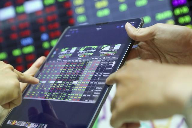 Nh&agrave; đầu tư mua b&aacute;n chứng kho&aacute;n cần lưu &yacute; g&igrave;?- Ảnh 1.