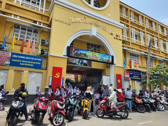 Phụ huynh tiểu học Đặng Th&ugrave;y Tr&acirc;m n&oacute;i g&igrave;, sau nhiều ca nghi ngộ độc thực phẩm? - Ảnh 2.