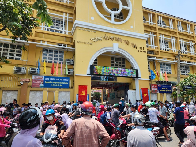 Phụ huynh tiểu học Đặng Th&ugrave;y Tr&acirc;m n&oacute;i g&igrave;, sau nhiều ca nghi ngộ độc thực phẩm? - Ảnh 1.