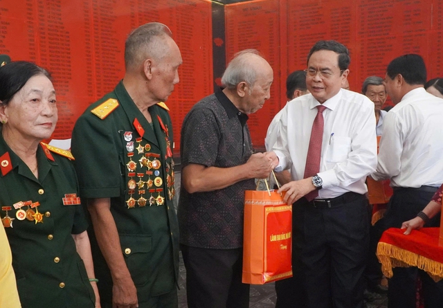 Chủ tịch Quốc hội Trần Thanh Mẫn thăm v&agrave; tặng qu&agrave; tại An Giang- Ảnh 3.