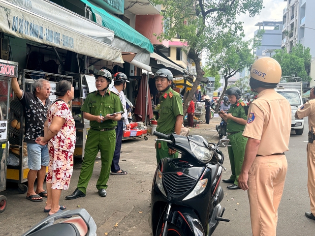 Lấn chiếm vỉa h&egrave;, dừng đỗ xe sai: CSGT phạt gần 7.800 trường hợp trong 3 th&aacute;ng - Ảnh 3.