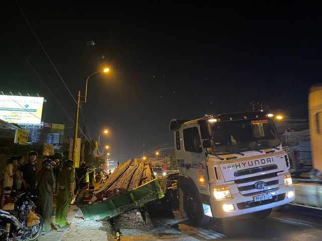 Xe đầu k&eacute;o chở th&eacute;p đ&egrave; bẹp xe m&aacute;y tr&ecirc;n quốc lộ 1- Ảnh 2.