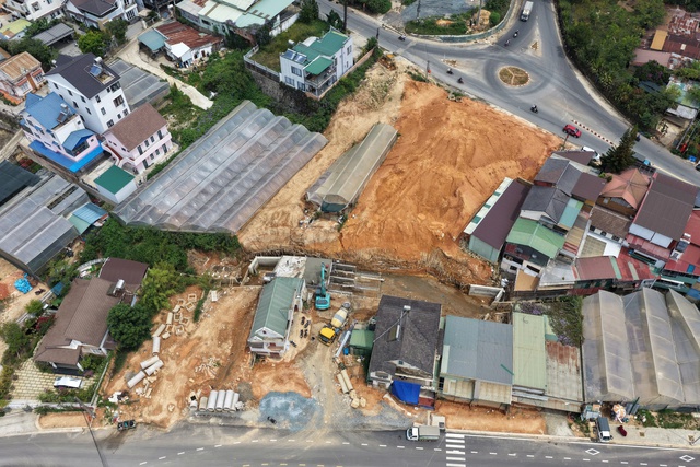 Đường vành đai Đà Lạt thông xe nhưng còn “nút thắt” 2 hộ dân - Ảnh 2.