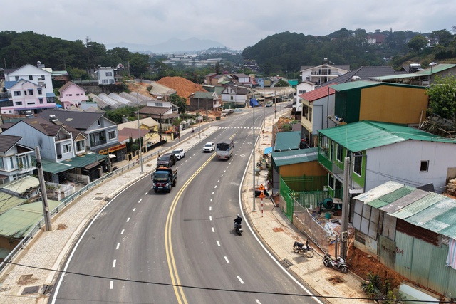 Đường vành đai Đà Lạt thông xe nhưng còn “nút thắt” 2 hộ dân - Ảnh 3.