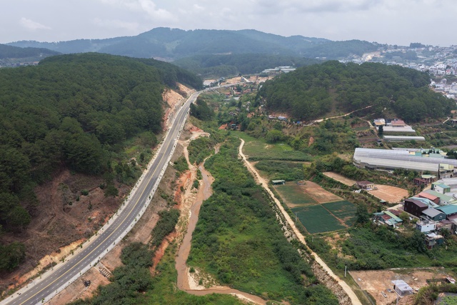 Đường vành đai Đà Lạt thông xe nhưng còn “nút thắt” 2 hộ dân - Ảnh 1.