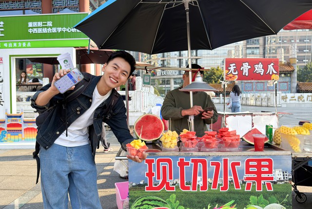 Thanh to&aacute;n Zalopay tại Trung Quốc: Từ trung t&acirc;m thương mại đến g&aacute;nh h&agrave;ng rong - Ảnh 1.