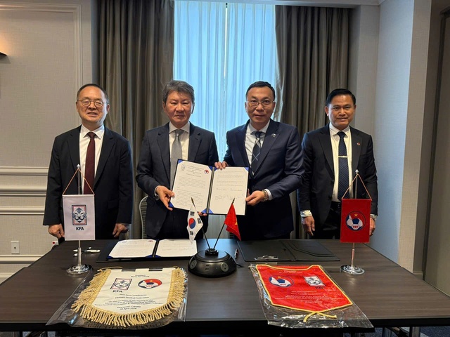 Chủ tịch VFF Trần Quốc Tuấn k&yacute; bi&ecirc;n bản ghi nhớ đặc biệt với Chủ tịch Li&ecirc;n đo&agrave;n B&oacute;ng đ&aacute; H&agrave;n Quốc- Ảnh 1.