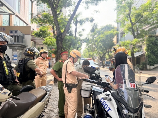 Lấn chiếm vỉa h&egrave;, dừng đỗ xe sai: CSGT phạt gần 7.800 trường hợp trong 3 th&aacute;ng - Ảnh 2.