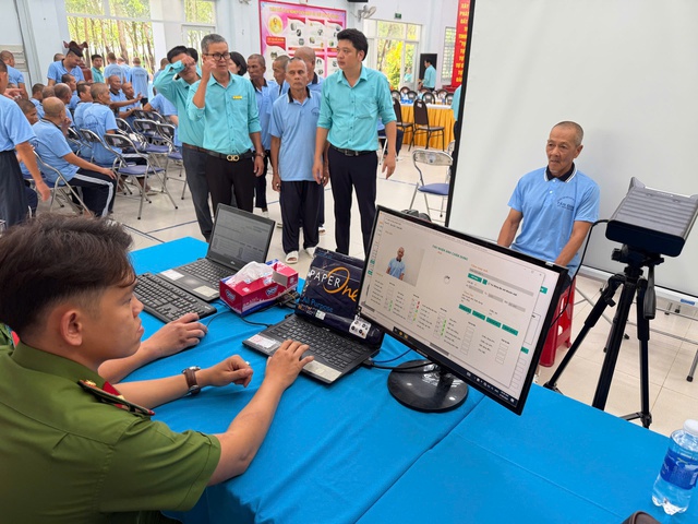 Công an TP.HCM trao 99 thẻ căn cước cho những người từng 'vô danh'- Ảnh 2.