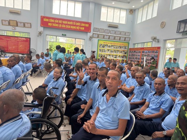 Công an TP.HCM trao 99 thẻ căn cước cho những người từng 'vô danh'- Ảnh 1.