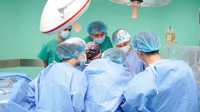 Một người qua đời, hiến tạng cứu 6 bệnh nhân, y bác sĩ cúi đầu tri ân- Ảnh 2.