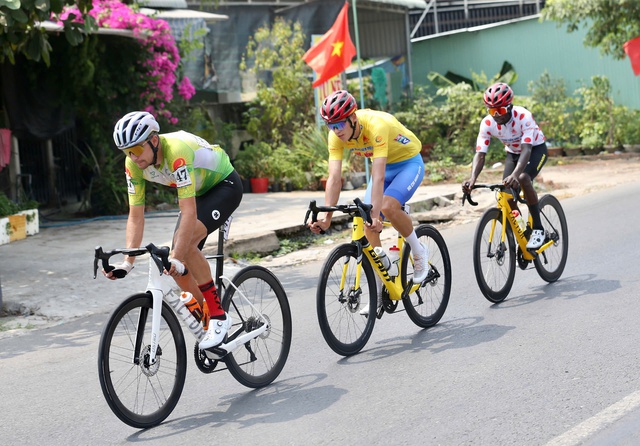 Vua nước r&uacute;t Marchuk Dzianis thắng chặng &aacute;p ch&oacute;t C&uacute;p xe đạp truyền h&igrave;nh TP.HCM 2026- Ảnh 1.
