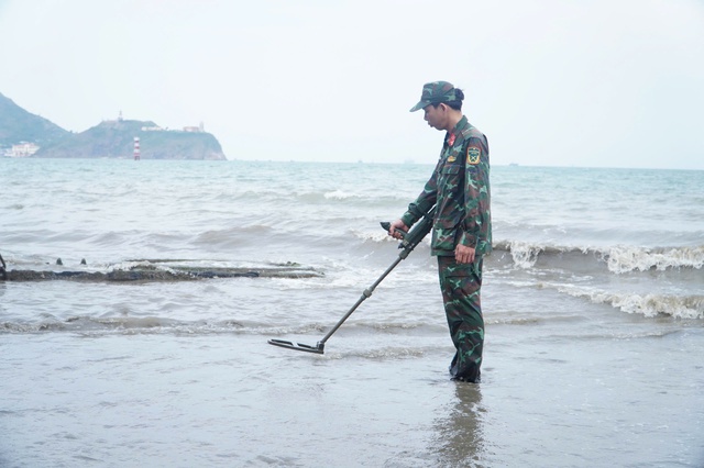 Qu&acirc;n đội tổ chức trục vớt x&aacute;c xe tăng ở b&atilde;i biển Quy Nhơn - Ảnh 2.