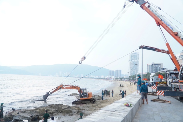 Ph&aacute;t hiện nhiều đạn ph&aacute;o, s&uacute;ng ống khi trục vớt x&aacute;c xe tăng ở biển Quy Nhơn- Ảnh 4.