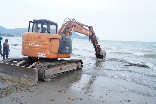 Ph&aacute;t hiện nhiều đạn ph&aacute;o, s&uacute;ng ống khi trục vớt x&aacute;c xe tăng ở biển Quy Nhơn- Ảnh 13.