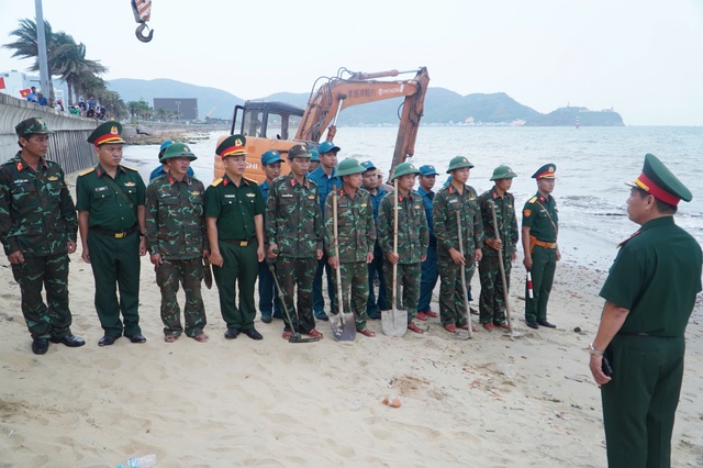 Ph&aacute;t hiện nhiều đạn ph&aacute;o, s&uacute;ng ống khi trục vớt x&aacute;c xe tăng ở biển Quy Nhơn- Ảnh 2.