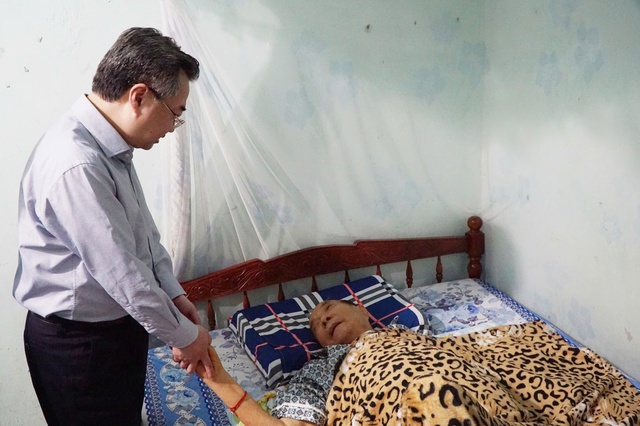 &Ocirc;ng Nguyễn Thanh Nghị thăm, tặng qu&agrave; cho Mẹ Việt Nam anh h&ugrave;ng ở Quảng Ng&atilde;i- Ảnh 2.
