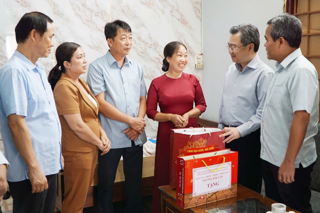 Ông Nguyễn Thanh Nghị thăm, tặng quà cho Mẹ Việt Nam anh hùng ở Quảng Ngãi- Ảnh 2.