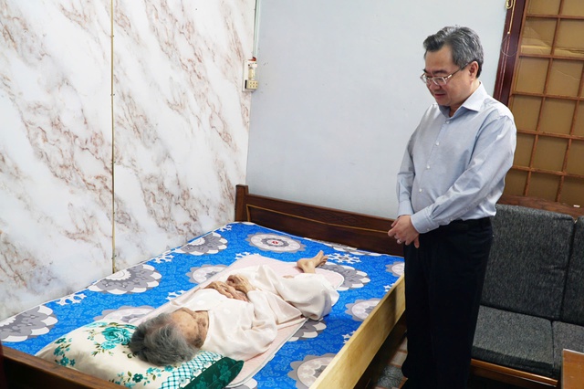 &Ocirc;ng Nguyễn Thanh Nghị thăm, tặng qu&agrave; cho Mẹ Việt Nam anh h&ugrave;ng ở Quảng Ng&atilde;i- Ảnh 1.