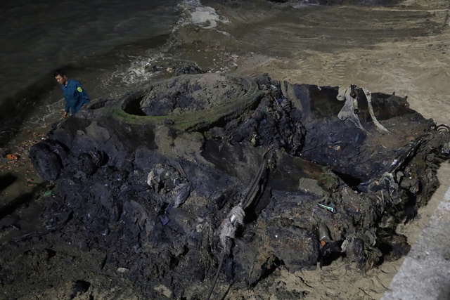 Phát hiện nhiều mẩu xương khi trục vớt xác xe tăng tại bãi biển Quy Nhơn- Ảnh 2.