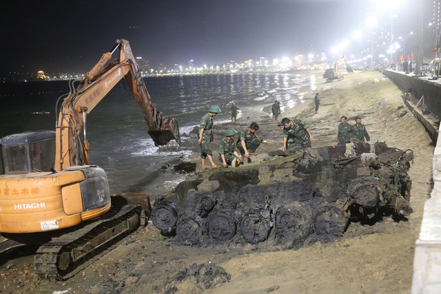Phát hiện nhiều mẩu xương khi trục vớt xác xe tăng tại bãi biển Quy Nhơn- Ảnh 1.