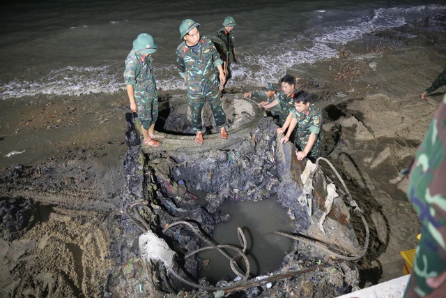 Phát hiện nhiều mẩu xương khi trục vớt xác xe tăng tại bãi biển Quy Nhơn- Ảnh 7.