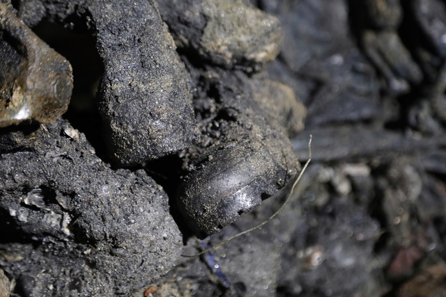 Phát hiện nhiều mẩu xương khi trục vớt xác xe tăng tại bãi biển Quy Nhơn- Ảnh 6.