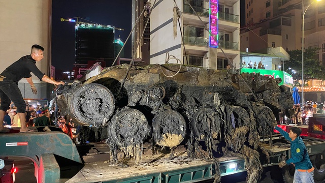 Phát hiện nhiều mẩu xương khi trục vớt xác xe tăng tại bãi biển Quy Nhơn- Ảnh 9.