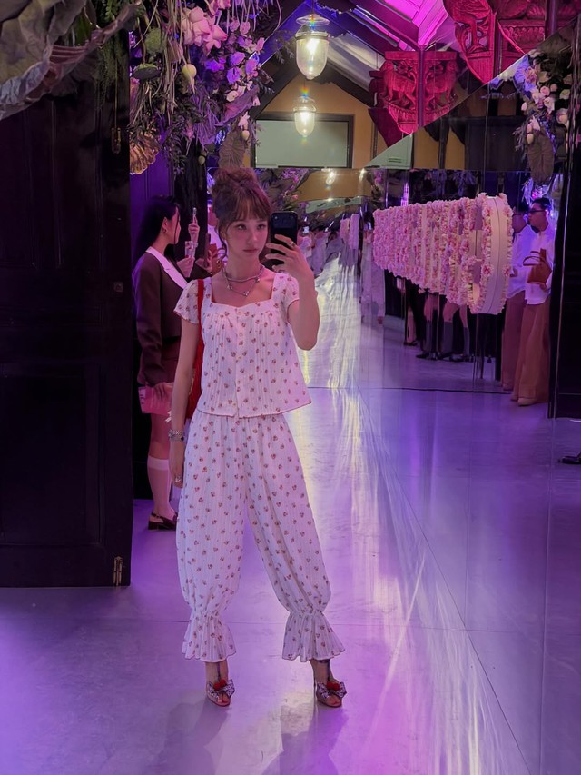 Nàng thêm rạng rỡ khi diện trang phục họa tiết hoa xuống phố- Ảnh 9.