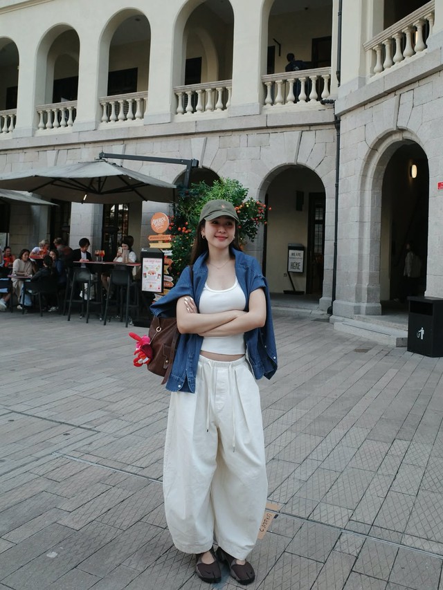 Gợi ý phối đồ với quần trắng đa kiểu dáng để nàng thêm nổi bật- Ảnh 4. Gợi ý phối đồ với quần trắng đa kiểu dáng để nàng thêm nổi bật- Ảnh 4.