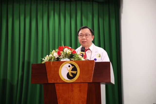 Nghe b&aacute;c sĩ h&aacute;t giữa bệnh viện, bệnh nh&acirc;n tai biến n&oacute;i: 'T&ocirc;i thấy ấm l&ograve;ng qu&aacute;' - Ảnh 1.