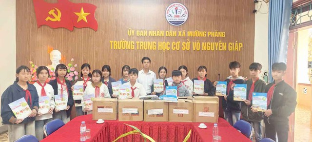 NXBGDVN tặng h&agrave;ng ngh&igrave;n cuốn s&aacute;ch gi&aacute;o khoa cho học sinh kh&oacute; khăn ở Mường Phăng - Ảnh 1.