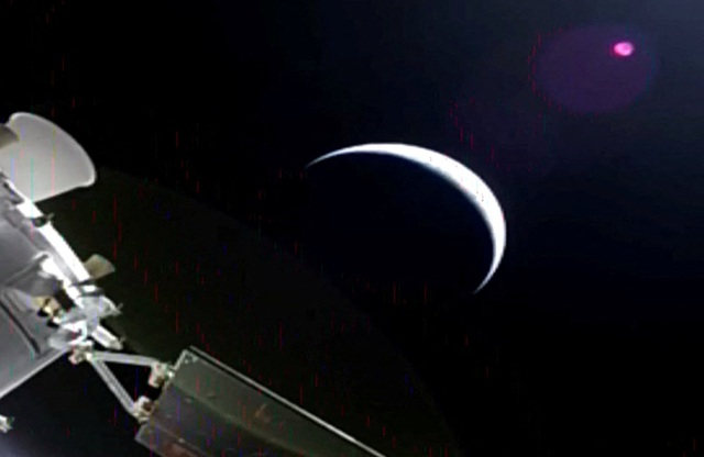 T&agrave;u vũ trụ Orion rời quỹ đạo tr&aacute;i đất, hướng đến mặt trăng - Ảnh 2.