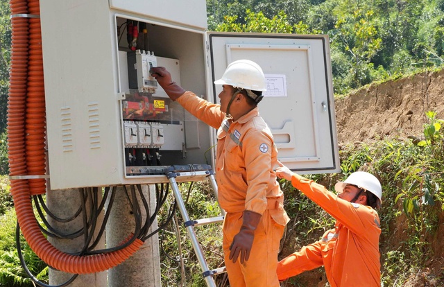 Đ&oacute;ng điện cấp điện cho 123 hộ đồng b&agrave;o X&ecirc; Đăng ở Tu Th&ocirc;n - Ảnh 1.