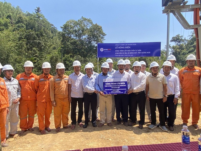 Đ&oacute;ng điện cấp điện cho 123 hộ đồng b&agrave;o X&ecirc; Đăng ở Tu Th&ocirc;n - Ảnh 2.