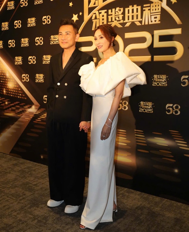 H&ocirc;n nh&acirc;n 22 năm kh&ocirc;ng scandal của Qu&aacute;ch Khả Doanh v&agrave; L&acirc;m Văn Long - Ảnh 1.