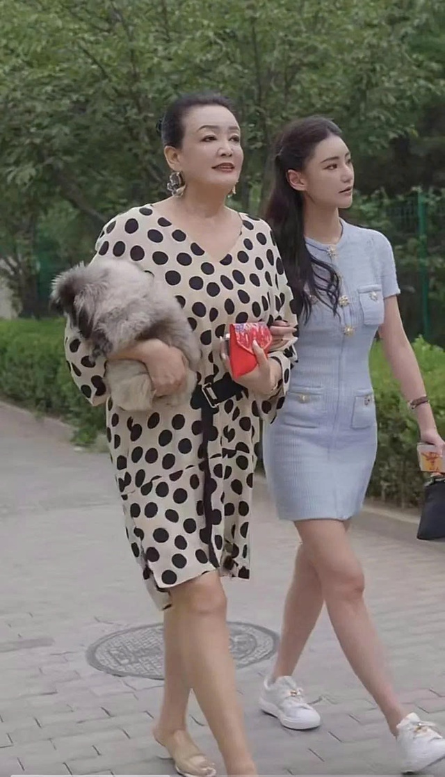 Mẹ chồng cũ của Từ Hy Vi&ecirc;n 'bất lực' trước con d&acirc;u mới - Ảnh 2.