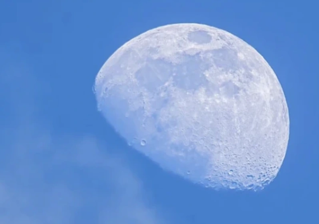 Ngắm trăng v&agrave;o ban ng&agrave;y: Kh&aacute;m ph&aacute; b&iacute; ẩn hiện tượng thi&ecirc;n nhi&ecirc;n th&uacute; vị n&agrave;y - Ảnh 1.