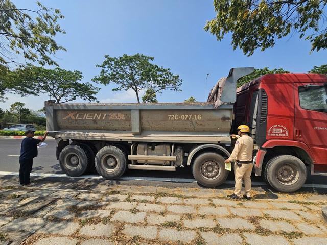 TP.HCM tổng r&agrave; so&aacute;t hơn 6.400 xe tải nặng, siết 'cơi nới', qu&aacute; tải trước lễ 30.4 - Ảnh 1.