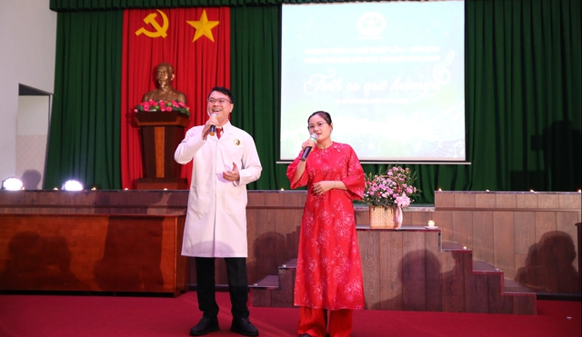 Nghe b&aacute;c sĩ h&aacute;t giữa bệnh viện, bệnh nh&acirc;n tai biến n&oacute;i: 'T&ocirc;i thấy ấm l&ograve;ng qu&aacute;' - Ảnh 5.