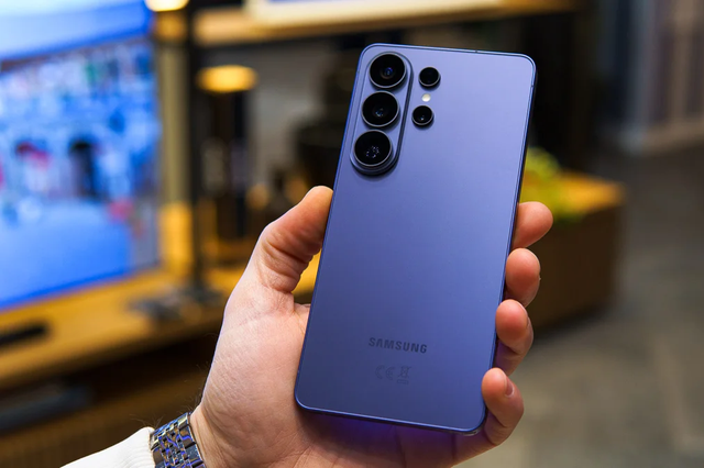 Điện thoại flagship chỉ kh&aacute;c biệt khi đặt v&agrave;o thử th&aacute;ch kh&oacute;? - Ảnh 1.