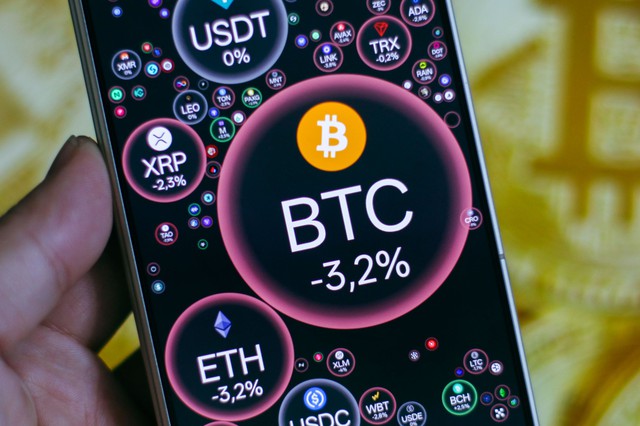 Gi&aacute; Bitcoin h&ocirc;m nay 3.4.2026: 44% người nắm giữ BTC đang g&aacute;nh khoản lỗ 600 tỉ USD  - Ảnh 1.