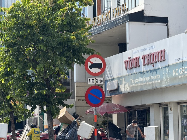 Dừng, đỗ xe tr&ecirc;n đoạn đường kh&ocirc;ng c&oacute; biển cấm, t&agrave;i xế vẫn c&oacute; thể bị phạt - Ảnh 1.