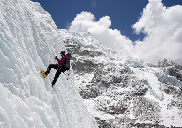 Phanh phui đường d&acirc;y 'đầu độc' du kh&aacute;ch leo n&uacute;i Everest, trục lợi bảo hiểm- Ảnh 1.