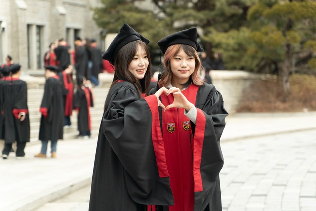 Đại học tốp đầu bị tố 'mua' bài báo khoa học để leo bảng xếp hạng - Ảnh 1.